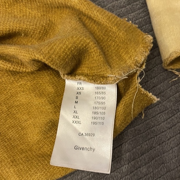 Givenchy‎ - Picture 5 of 7